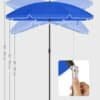 Blå parasol med tiltfunktion och bärväska för utomhusbruk.