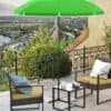Grön parasol för solskydd på terrassen.