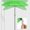 Grön parasol med tiltfunktion och bärväska för utomhusbruk.