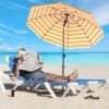 Bärbar strandparasoll med UPF 50+ i orange och vit på stranden.