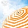 Orange och vit strandparasoll med UPF 50+ solskydd.