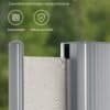 Robust aluminiumfäste för balkong och trädgård, väderbeständigt och stabilt.