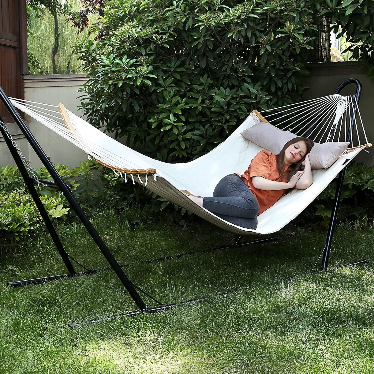 SONGMICS Padded Double Hammock, Quilted Hammock with Detachable Curved Bamboo Spreader Bars, Swing Bed with Pillow, Oxford Fabric, 200 x 140 cm, Load Capacity 225 kg, Cream and Beige GDC34BE 3 SONGMICS Padded Double Hammock, Quilted Hammock with Detachable Curved Bamboo Spreader Bars, Swing Bed with Pillow, Oxford Fabric, 200 x 140 cm, Load Capacity 225 kg, Cream and Beige GDC34BE - Bild 3