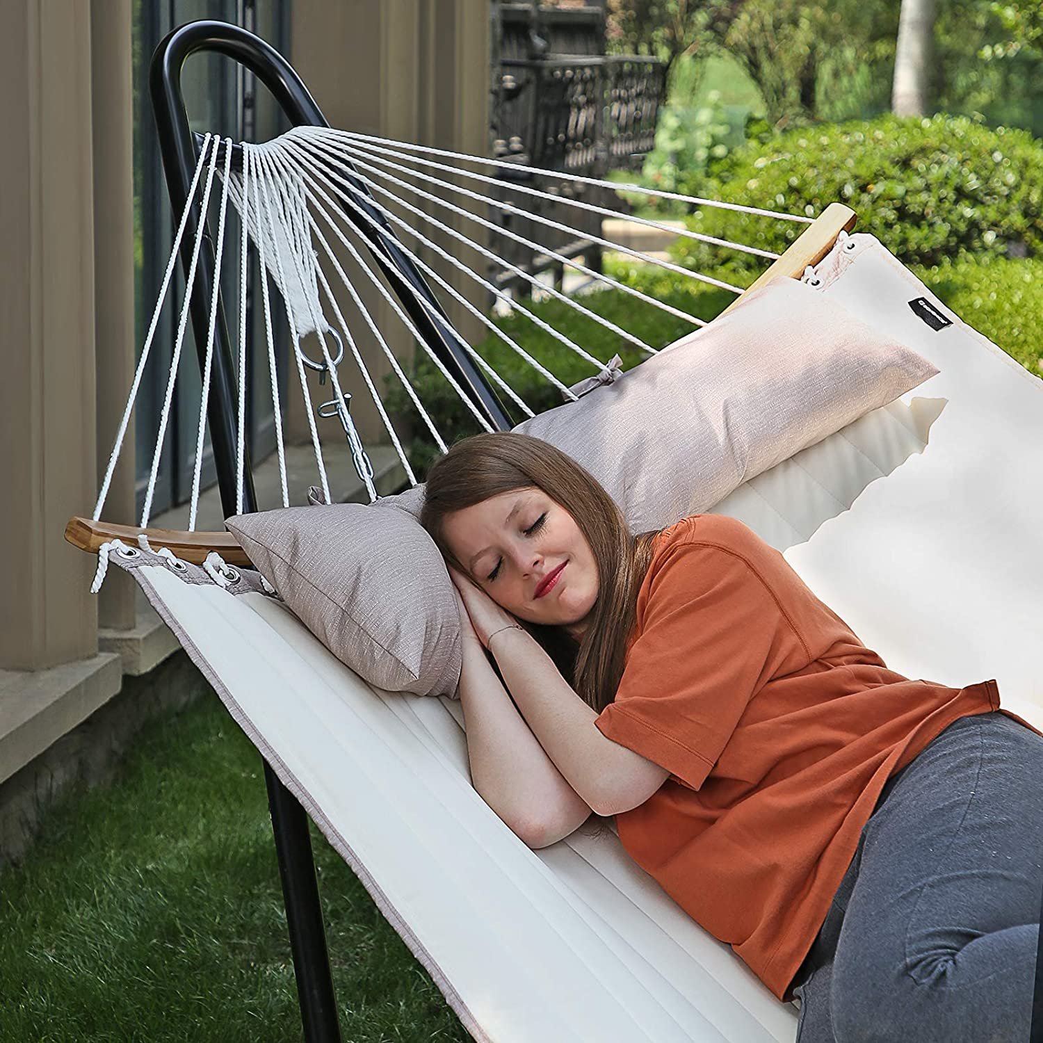 SONGMICS Padded Double Hammock, Quilted Hammock with Detachable Curved Bamboo Spreader Bars, Swing Bed with Pillow, Oxford Fabric, 200 x 140 cm, Load Capacity 225 kg, Cream and Beige GDC34BE 4 SONGMICS Padded Double Hammock, Quilted Hammock with Detachable Curved Bamboo Spreader Bars, Swing Bed with Pillow, Oxford Fabric, 200 x 140 cm, Load Capacity 225 kg, Cream and Beige GDC34BE - Bild 4