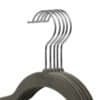 Mjuk velvet hängare för kläder, 100-pack, platsbesparande, 43,5 cm lång, grå.