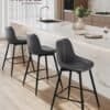 Moderna svarta barstolar för kök eller bar, ergonomisk design och justerbara fötter.