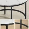 Soffbord med marmorskiva och svart metallram, modern stil.