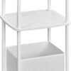 Vitt sidobord med tre hyllor och förvaringskorg, modern design.