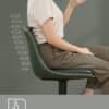 Kvinna sitter på ergonomisk kontorsstol med justerbar ryggstöd.