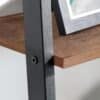 Stålram och trähyllor i industristil för vardagsrum eller kontor.