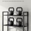 Svart kettlebellställning med fyra kettlebells på en hylla.