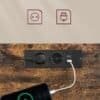Eluttag och USB-port på höjdjusterbart skrivbord i kontorsmiljö.