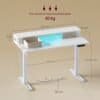 Justerbart skrivbord med monitorstöd och kabelhantering.