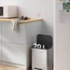 Kompakt 20L köks soptunna med sensor och modern design.