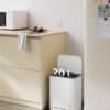 Soptunna på 20 liter med lock i kök, modern design.