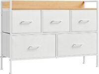 Modern vit kommod med 5 tygfack och metallhandtag för förvaring.