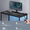 Justering av LED-belysning på skrivbord för gaming och arbete.
