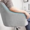 Person som sitter i en ergonomisk kontorsstol med justerbar höjd.