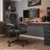 Gamingstol med ergonomisk design och justerbar huvudstöd.
