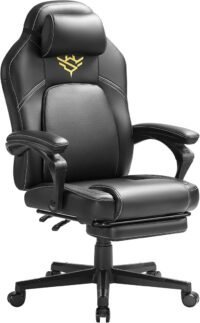 Svart gamingstol med fotstöd och justerbara armstöd för komfort.