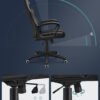 Svart kontorsstol med justerbar tilt och hjul för ergonomisk arbetsplats.