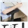 Justeringbart armstöd för kontorsstol, svart, ergonomisk design.