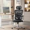 Svart ergonomisk kontorsstol med justerbar höjd och nackstöd.