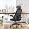 Svart ergonomisk kontorsstol med justerbara armstöd och mesh ryggstöd.