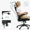 Justerbar kontorsstol med ergonomisk design och svarta armstöd.