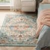 Traditionell vintagestil matta i vardagsrummet, halkfri och elegant.
