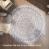 Rund boho-inspirerad matta i beige och grå nyanser.
