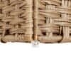 Detaljerad bild av handvävd tvättkorg i naturligt rattanmaterial.