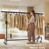 Tung klädstång med utdragbar upphängningslist för kläder i hemmet.