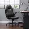 Svart ergonomisk kontorsstol med justerbar höjd i hemmakontor.