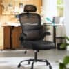 Svart ergonomisk kontorsstol med nätryggstöd och justerbar höjd.