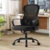 Svart ergonomisk kontorsstol med nät och svankstöd för komfort.