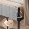 Sängram med stålribbor och stoppad huvudgavel i modern design.