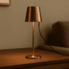 Elegant trådlampa för bord i brons med USB-C-laddning och LED-ljus.