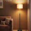 Vasagle golvlampa med varm belysning för mysig atmosfär.