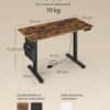 Justerbart skrivbord med mörk träyta, svart och vitt underrede, ergonomisk design.