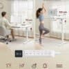 Ergonomiskt skrivbord och stående yogaposition för hälsa och produktivitet.