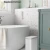 Liten svart badrumssoptunna med lock i modern badrumsdesign.