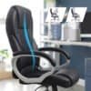 Svart kontorsstol med svankstöd och armstöd för ergonomiskt arbete.