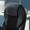Svart kontorsstol med ergonomisk design och justerbar funktion.