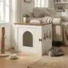 Kattlåda i trä med ingång och förvaringsutrymme.