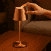 Elegant trådlampa i brons med touchkontroll för justering av ljusstyrka.