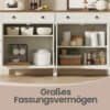 Köksskåp med öppna hyllor för förvaring och organisering.
