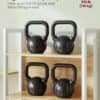 Fyra svarta kettlebells på trähylla för styrketräning.